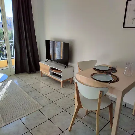 Proche Et Commerces * מנטון